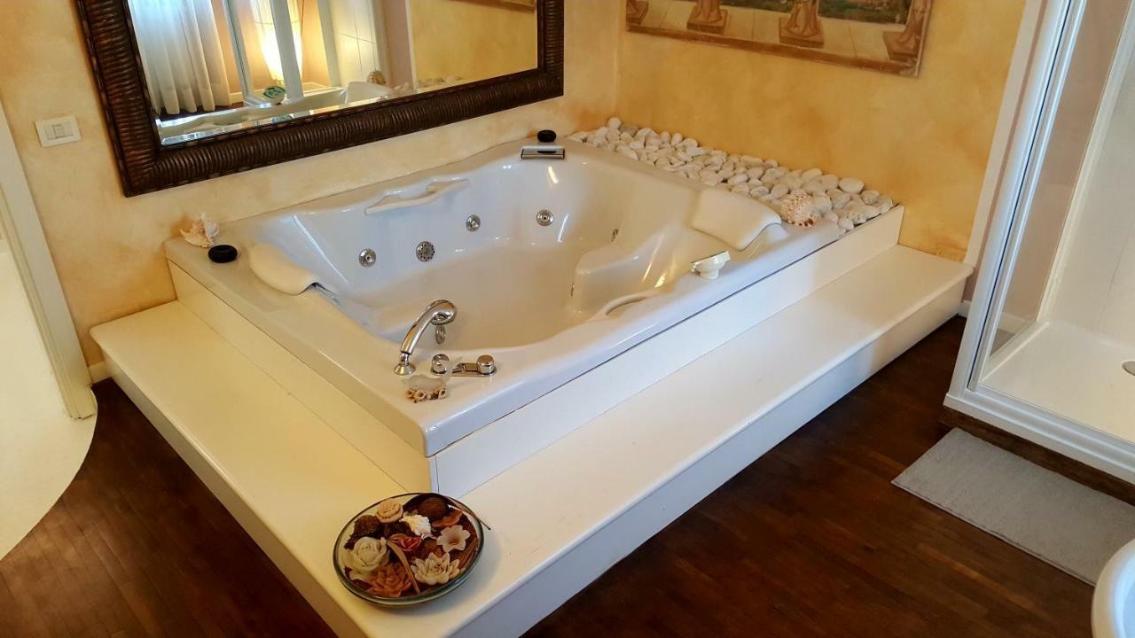 Moniga del Garda B&B Villa Fiorini المظهر الخارجي الصورة